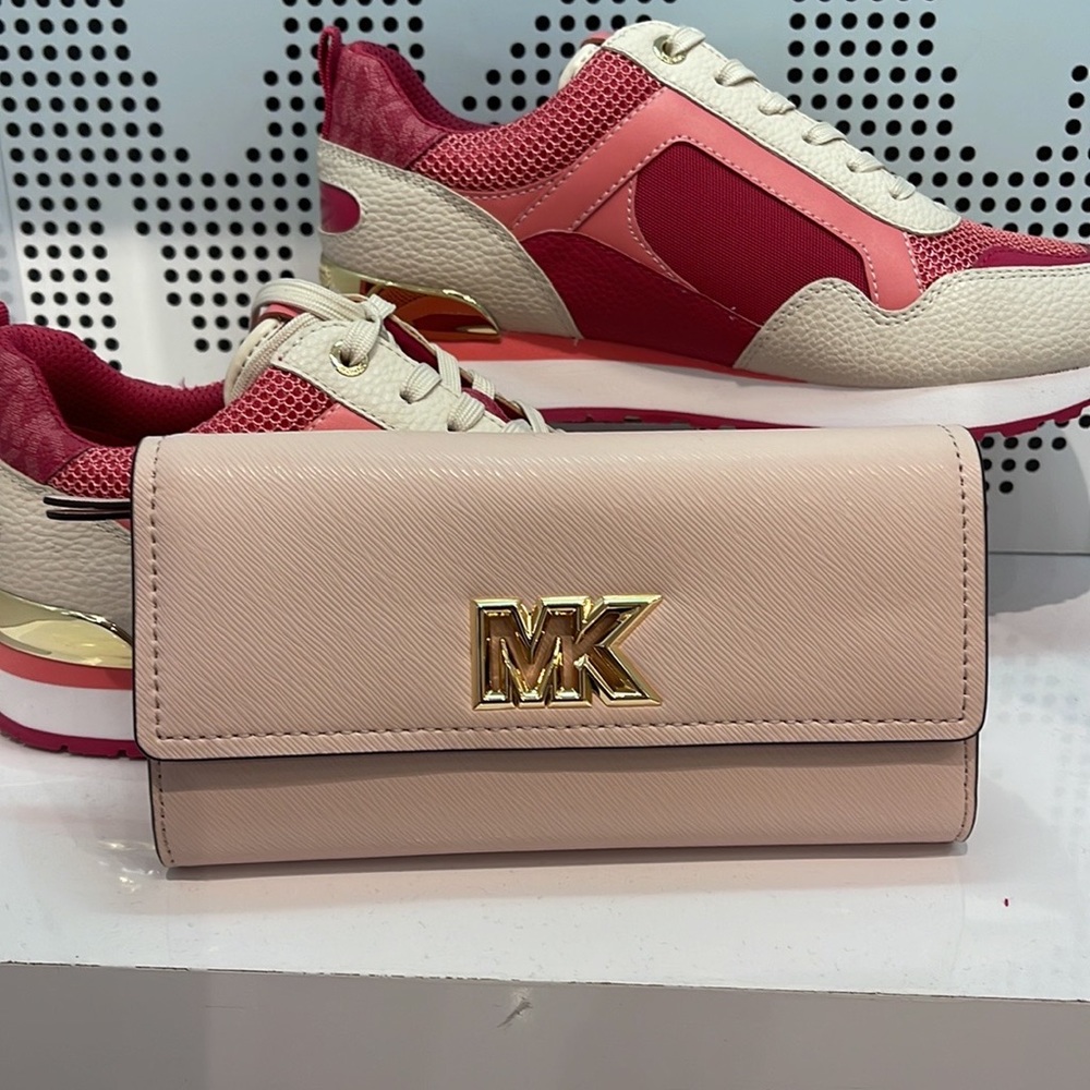 Michael Kors Mimi Large Saffiano Leather Bi-Fold Continental Wallet
Pawder Blush - Picture 7 of 16